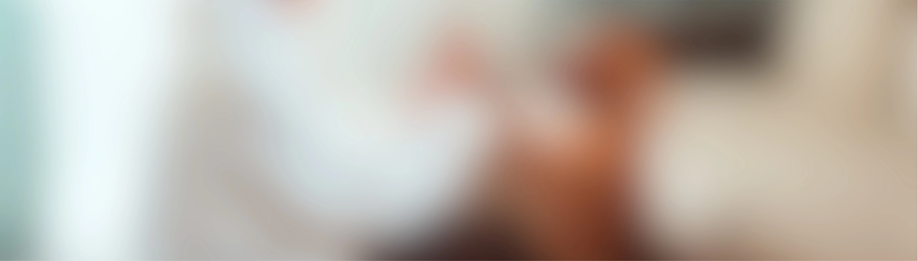 Femme jouant et partageant un moment de complicité avec son chien dans le salon